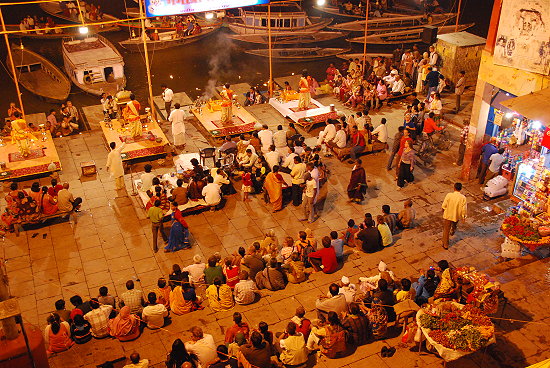 Aarti-Zeremonie-am-Ufer-des-Ganges