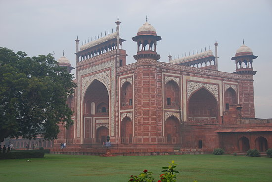 Das-Eingangsgebaeude-zum-Areal-des-Taj-Mahal
