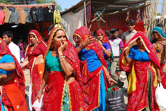 Frauen-auf-Einkaufstour-in-Pushkar