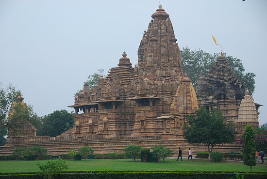 Parkanlage-mit-Tempeln-in-Khajuraho-Indien
