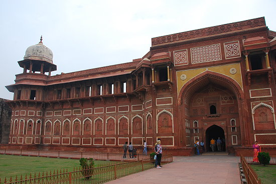 das-Rote-Fort-in-Agra-eine-der-Eingaenge